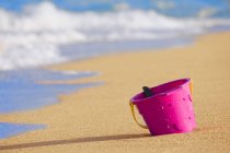 Cubo de playa púrpura - foto de stock