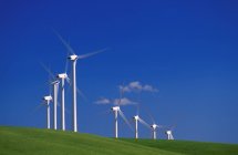 Ветряные турбины на греческой траве — стоковое фото