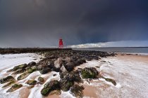 Красный маяк вдоль побережья — стоковое фото