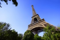 Ángulo bajo de la torre Eiffel - foto de stock