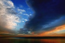 Закат над водой — стоковое фото