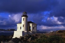 Bandon Lighthouse on rocks — Stock Photo
