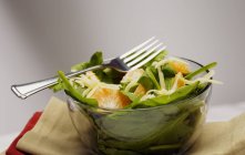Свіжий салат у мисці — стокове фото