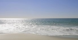 Морской пейзаж с волнистой водой — стоковое фото