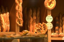 Хлібобулочні у Франції з різними сортами хліба — стокове фото
