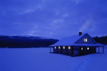 Cottage em queda de neve pesada — Fotografia de Stock