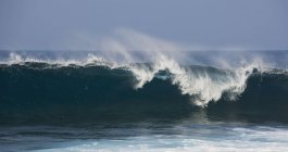 Прорыв океанских волн в кривую — стоковое фото