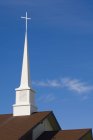 Церковный шпиль над крышей — стоковое фото