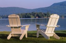 Два стільці біля води — стокове фото