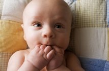 Primer plano retrato de lindo bebé auto-calmante chico - foto de stock