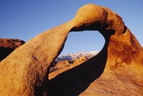 Песчаная арка на холмах — стоковое фото