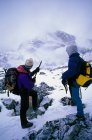 Zwei Bergsteiger vermessen Landschaft, Rückansicht — Stockfoto