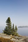 Isola e nebbia sul lago Superiore — Foto stock