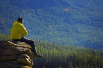 Mann denkt über Berg nach — Stockfoto
