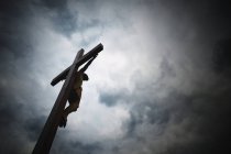 Иисус висит на кресте — стоковое фото
