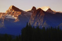 Montañas con picos rocosos - foto de stock