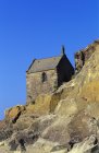 Steinkapelle auf Klippe — Stockfoto