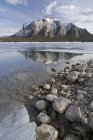 Reflejo de la montaña en el lago congelado - foto de stock
