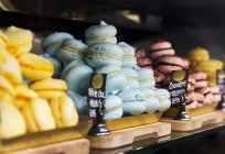 Macaroons in store display — Stock Photo