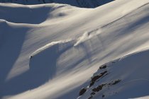 Люди катаются на сноуборде в горах Новой Зеландии — стоковое фото