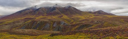 Hills and mountains along Dempster Highway — Stock Photo