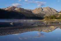 Junio Lago al amanecer en la Cuenca del Mono - foto de stock