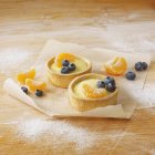 Dessert de crème anglaise, oranges et bleuets — Photo de stock