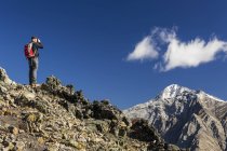 Escursionista maschio in piedi sulla cima — Foto stock