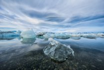 Айсберги ледяной лагуны, известные как Йокульсарлон — стоковое фото
