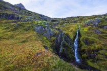 Waterfall tumbles down the mountain — Stock Photo