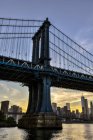 Manhattan Bridge und Skyline — Stockfoto