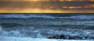 Coucher de soleil doré sur la mer — Photo de stock