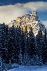 Montaña escarpada cubierta de nieve - foto de stock