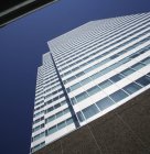 Niedriger Winkel eines modernen Wolkenkratzers — Stockfoto