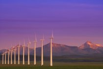 Linha de turbinas eólicas — Fotografia de Stock