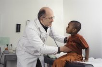 Маленький чорний хлопець має медичний огляд — стокове фото