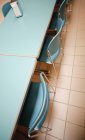 Mesas e cadeiras na cafetaria da escola — Fotografia de Stock