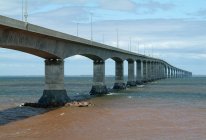 Длинный бетонный мост — стоковое фото