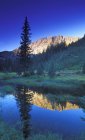 Petit lac de montagne calme — Photo de stock