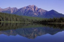 Montañas árboles y lago - foto de stock
