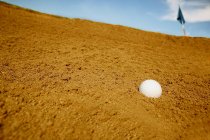Balón de golf en Bunker - foto de stock