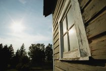 Vecchia finestra nel fienile — Foto stock