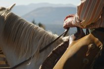 Cowboy-Mann beim Reiten — Stockfoto