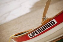 Спасательная лодка с веслом — стоковое фото