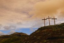 Três cruzes em colina — Fotografia de Stock