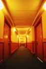 Corridoio con porte in legno — Foto stock