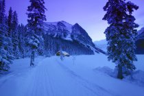 Piccola cabina nella neve — Foto stock