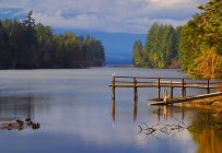Abgelegene Lagune mit Holzsteg — Stockfoto