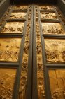 Primer plano de las puertas en Baptisterio - foto de stock