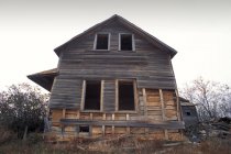 Velha casa arruinada — Fotografia de Stock